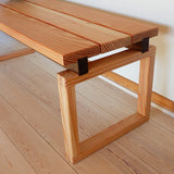 Gedigen bænk i træ. Godt håndværk