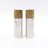 Elegant salt- og peberkværn i røget eg og aluminium